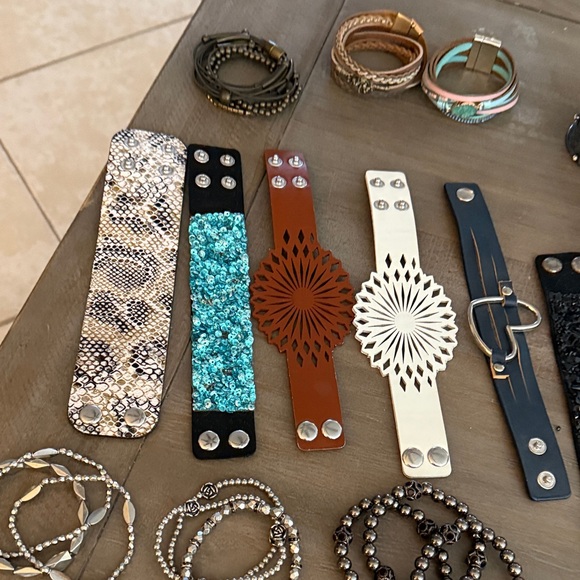 Lot of 34 Paparazzi Colorful Bracelet Collection - Picture 5 of 7